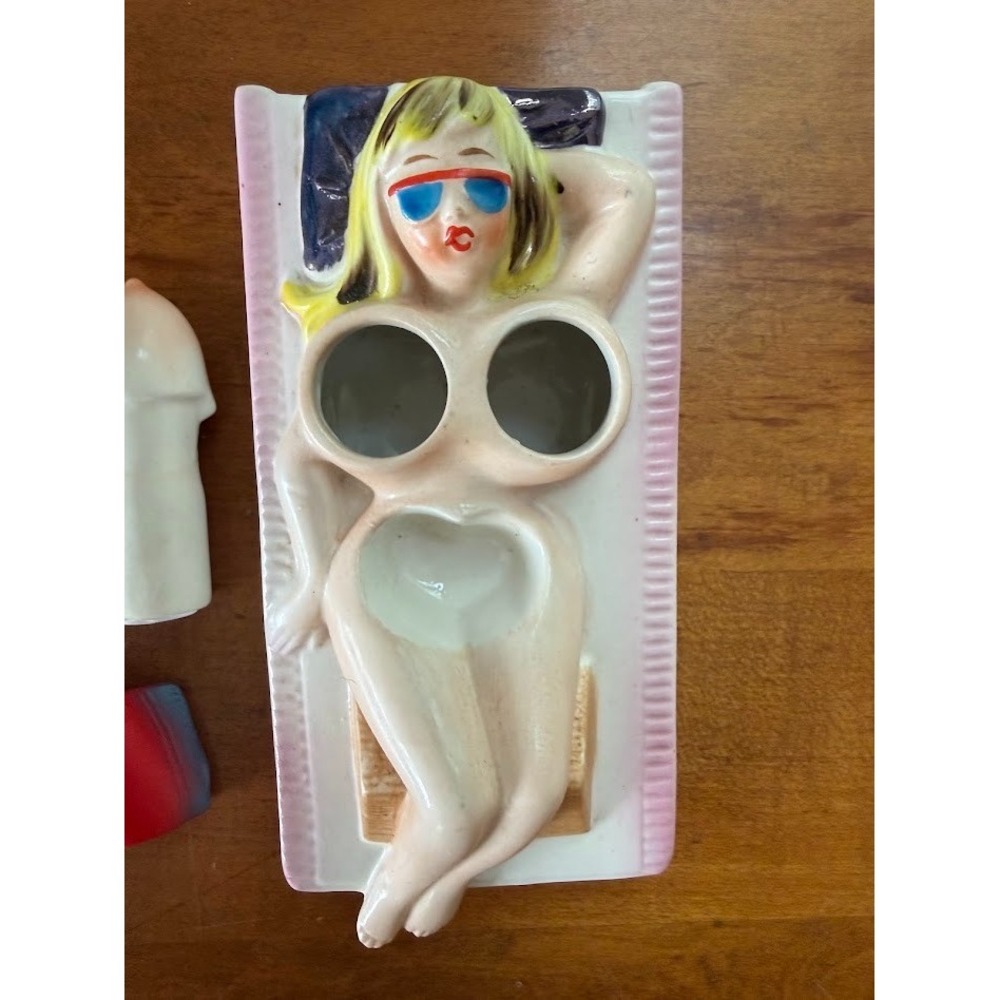 Vintage 80s Novelty Ceramic Beach Babe Boobie Salt n Pepper Shaker Japan - VIDEO - Picture 4 of 17